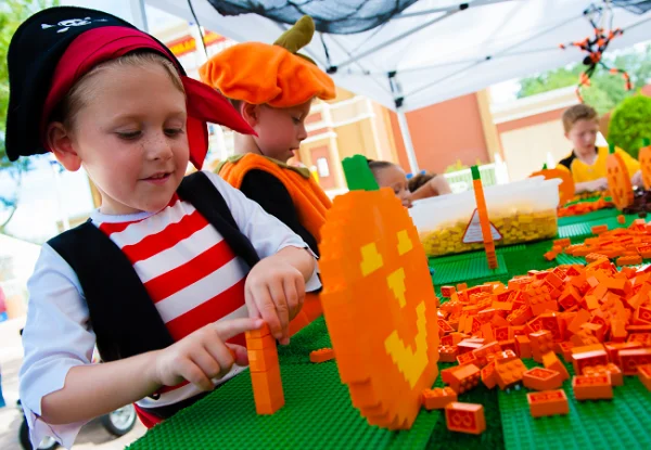 Brick or Treat at LEGOLAND: image of kid making a pumpkin out of LEGOS