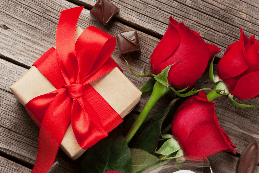 Things to do for Valentine's Day in Orlando: image of red roses and Valentine's Day chocolates