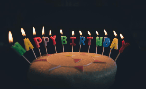 Birthday discounts at attractions and restaurants in Orlando: image of a cake with Happy Birthday candles on top